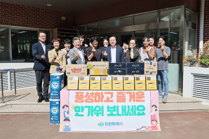 강기윤 창원시장이 21일 인애의 집에 방문해 온정물품을 전달하고 있다. 창원시 제공