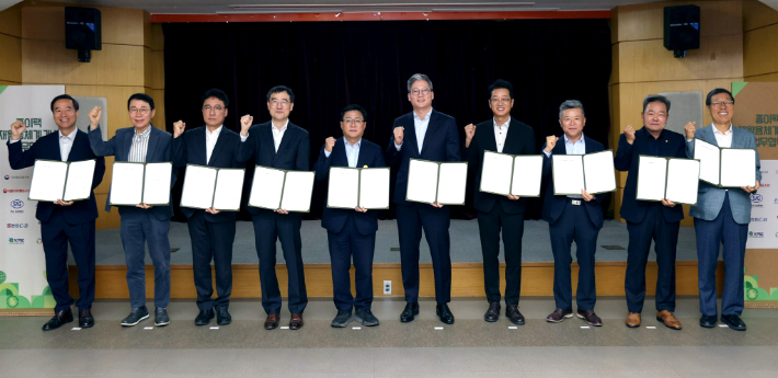 21일 오전 한솔제지 대전공장에서 열린 '종이팩 재활용체계 개선을 위한 업무협약' 체결식 모습. KORA 제공