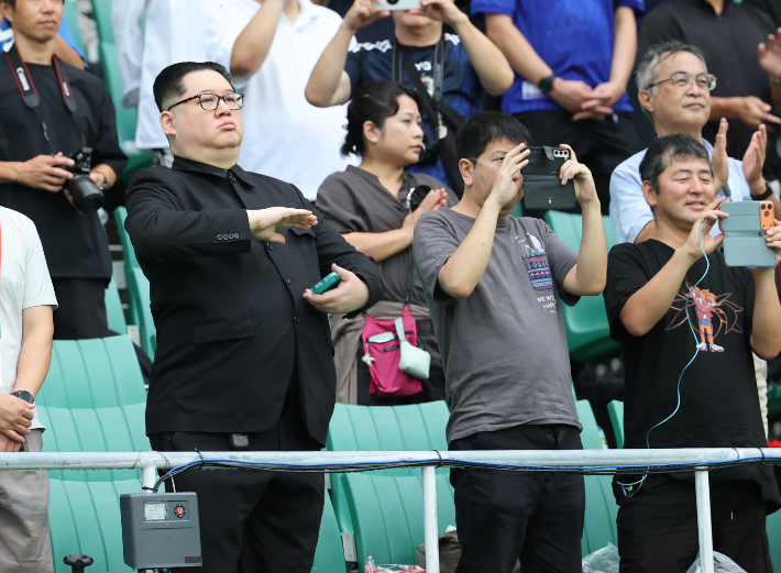 21일 일본 시즈오카현 후쿠로이의 시즈오카 스타디움 에코파에서 열린 2026 아이치·나고야 아시안게임 여자 축구 조별리그 대한민국과 북한의 경기. 관중석에 북한 김정은 국무위원장을 흉내낸 듯한 관람객이 눈길을 끌고 있다. 연합뉴스