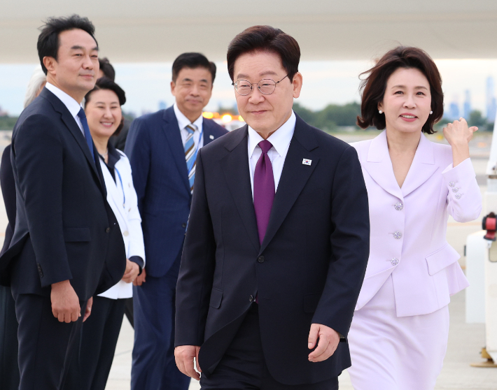 이재명 대통령과 김혜경 여사가 21일(현지시간) 미국 뉴욕 JFK 국제공항에 도착한 공군 1호기에서 내려 차량으로 이동하고 있다. 연합뉴스