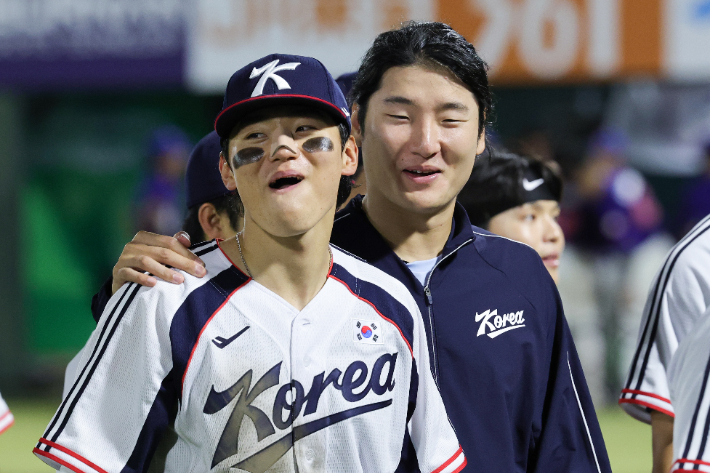 21일 일본 아이치현 오카자키 중앙종합공원야구장에서 열린 2026 아이치·나고야아시안게임 야구 B조 조별리그 1차전 대한민국과 대만의 경기. 대표팀이 5-0으로 승리를 거둔 가운데 곽빈(오른쪽)이 김도영을 격려하고 있다. 연합뉴스 