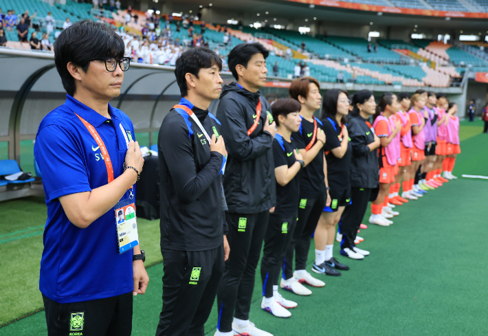 신상우 감독과 여자 축구 대표팀. 연합뉴스