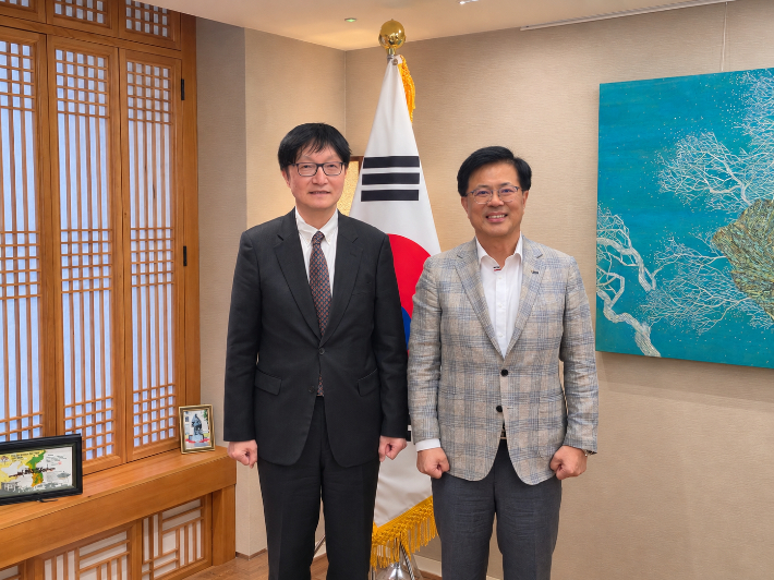 김흥종(왼쪽) 주영국대한민국대사와 정재연(오른쪽) 강원대학교 총장. 강원대 제공