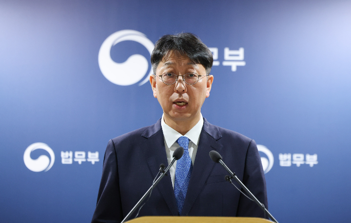 이응철 법무부 검찰국장이 22일 경기도 정부과천청사 법무부에서 공소청 직제안 관련 브리핑을 하고 있다. 연합뉴스