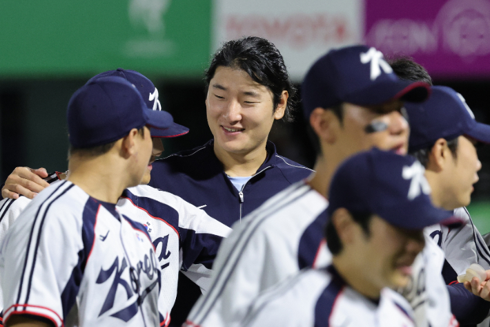 21일 일본 아이치현 오카자키 중앙종합공원야구장에서 열린 2026 아이치·나고야 아시안게임 야구 B조 조별리그 1차전 대한민국과 대만의 경기. 5-0 승리 뒤 곽빈이 밝은 표정으로 동료들을 격려하고 있다. 연합뉴스 
