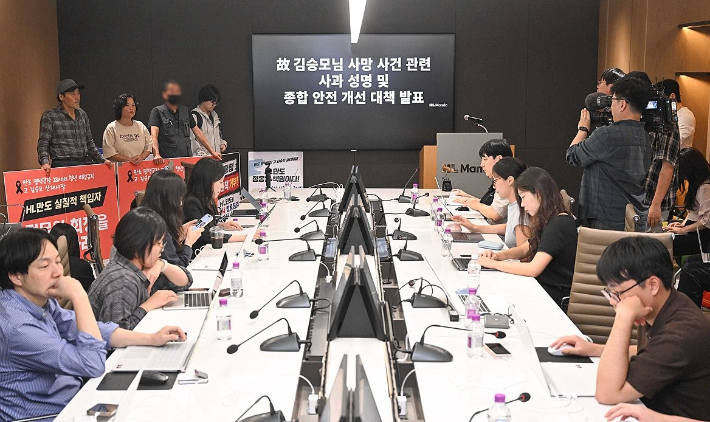 고 이한빛 PD 아버지 이용관씨(왼쪽부터), 김미숙 김용균재단 이사장, 고 김승모 아버지 김씨가 21일 경기 성남시 HL만도 판교 사옥 H동에서 열린 'HL만도 고 김승모님 사망 사건 관련 사과 성명 및 종합안전개선대책 발표 기자회견'을 방문해 항의하고 있다. 연합뉴스
