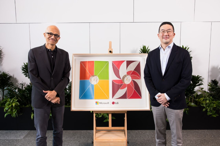  구광모 ㈜LG 대표(오른쪽)와 사티아 나델라 MS 최고경영자(CEO). LG전자 제공