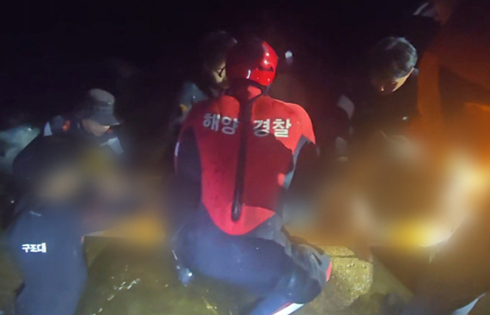 구조작업에 나선 해경. 서귀포해경 제공
