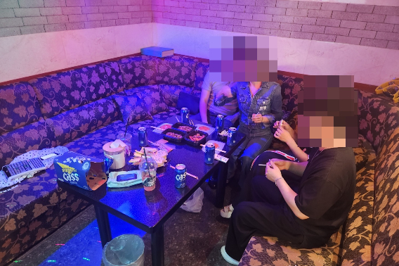 노래연습장 주류판매 및 도우미 단속 현장. 경기남부경찰청 제공