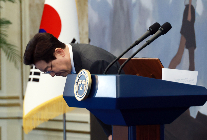 이재명 대통령이 19일 청와대에서 열린 청년의 날 기념식에서 기념사를 마친 후 인사하고 있다. 연합뉴스