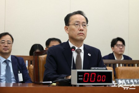 이형일 부총리 겸 재정경제부 장관이 22일 서울 여의도 국회에서 열린 재정경제기획위원회 전체회의 「대한민국과 미합중국 간 전략적투자의 운영 및 관리를 위한 특별법」에 따른 대미투자 사전 보고에 출석해 있다.