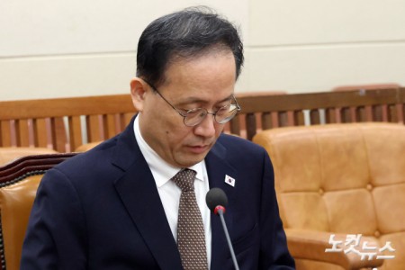 생각에 잠긴 이형일 부총리