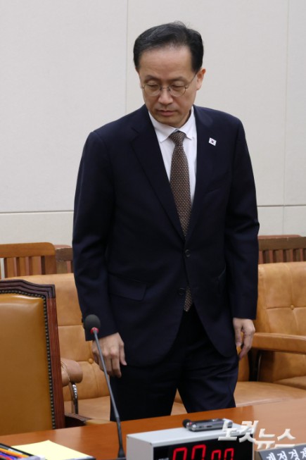 이형일 부총리 겸 재정경제부 장관이 22일 서울 여의도 국회에서 열린 재정경제기획위원회 전체회의 「대한민국과 미합중국 간 전략적투자의 운영 및 관리를 위한 특별법」에 따른 대미투자 사전 보고에 출석하고 있다.