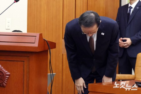 이형일 부총리 겸 재정경제부 장관이 22일 서울 여의도 국회에서 열린 재정경제기획위원회 전체회의 「대한민국과 미합중국 간 전략적투자의 운영 및 관리를 위한 특별법」에 따른 대미투자 사전 보고에 출석해 인사말을 마치고 인사를 하고 있다.