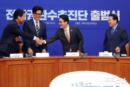 더불어민주당 김민석 대표가 22일 서울 여의도 국회에서 열린 전작권환수추진단 출범식에서 참석자들과 인사를 하고 있다.