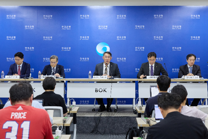 22일 오전 서울 중구 한국은행에서 열린 금융안정 상황 설명회에서 장정수 한은 부총재보(가운데)가 발언하고 있다. 한국은행 제공