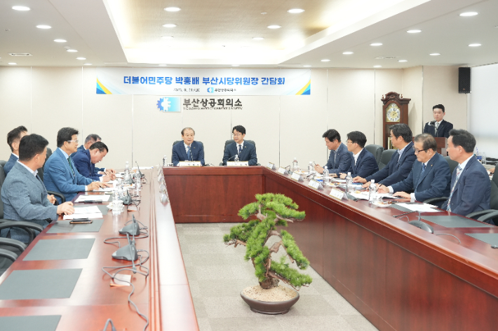 부산상공회의소와 더불어민주당 부산시당이 지역 현안을 놓고 간담회를 열었다. 부산상공회의소 제공