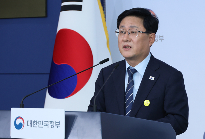 김성환 기후에너지환경부 장관이 22일 서울 종로구 정부서울청사 별관에서 안정적인 전력공급 등을 위해 3개월간 원전 공론화를 추진한다고 밝히고 있다. 연합뉴스
