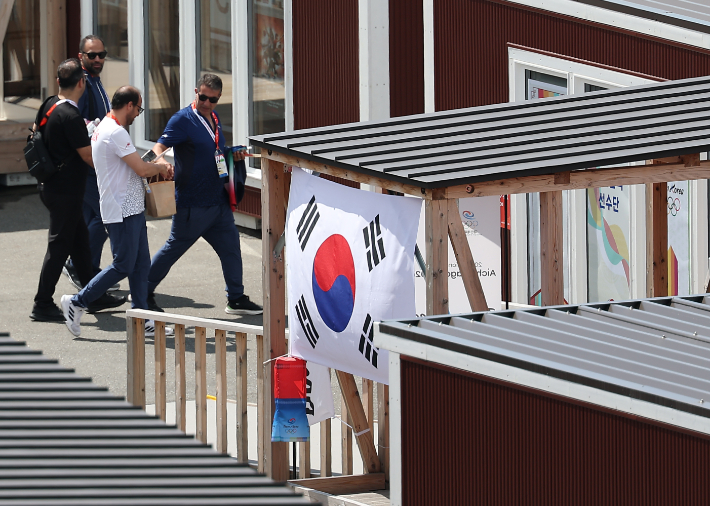 태극기와 청사초롱 걸린 아시안게임 선수단 숙소. 연합뉴스