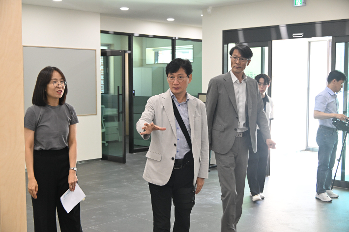 최훈식 장수군수(가운데)가 22일 장수읍에 조성된 장수군 청년활력센터를 찾아 운영 준비 상황을 살피고 있다. 장수군 제공