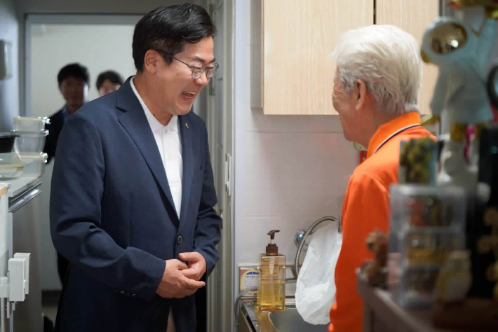 박찬대 시장이 지역 어르신과 대화하고 있다. 박 시장 페이스북 캡처
