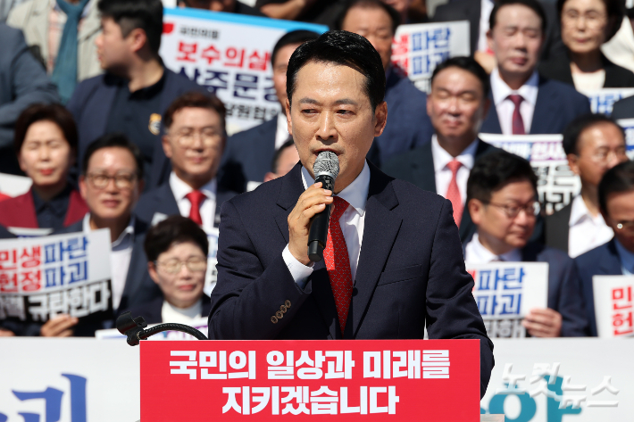 22일 서울 여의도 국회 본관 앞 계단에서 열린 국민의힘 이재명 정권 실정 대국민 보고대회에서 장동혁 대표가 발언을 하고 있다. 윤창원 기자