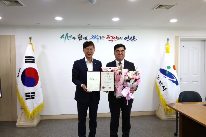 이민근 안산시장(왼쪽)과 이병선 안산도시공사 사장. 안산도시공사 제공