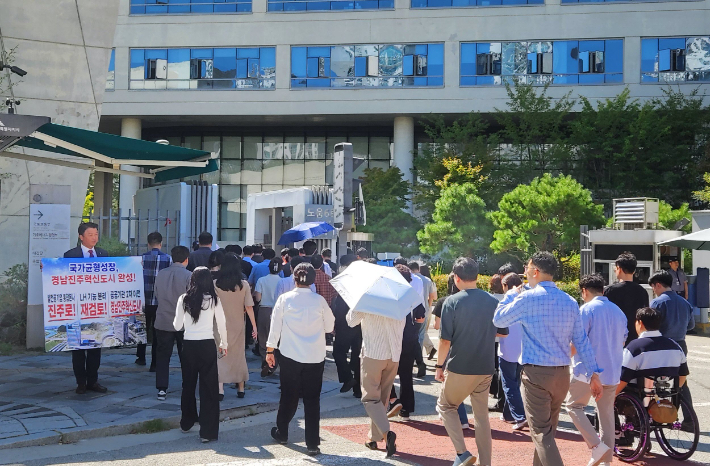 임기향 진주시의원이 22일  정부세종청사 앞에서 1인 시위를 벌이고 있다. 진주시청 제공