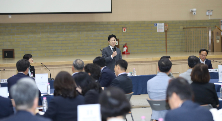 22일 순천만생태문화교육원에서 '정답에서 생각으로'를 주제로 열린 전남광주교육 정책협의회에서 김대중 교육감이 발언하고 있다. 전남광주통합특별시교육청 제공 