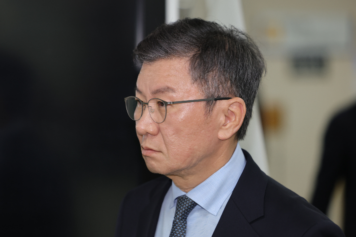 상호출자제한기업집단 지정을 위한 자료를 허위로 제출한 혐의를 받는 정몽규 HDC 회장이 지난 4일 서울 서초구 서울중앙지방법원에서 열린 1심 첫 공판에 출석하고 있다. 연합뉴스