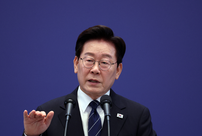 이재명 대통령이 취재진 질문에 답하고 있다. 연합뉴스