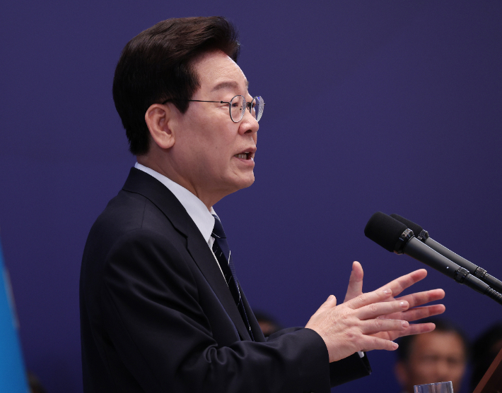 이재명 대통령이 취재진 질문에 답하고 있다. 연합뉴스