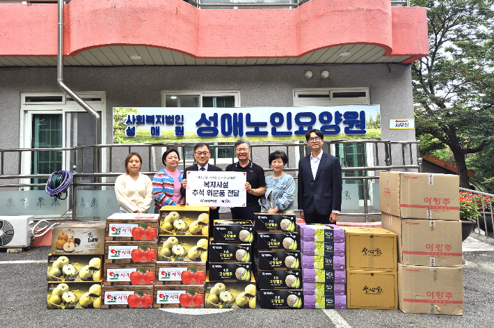 금성백조주택 김영환 대표이사(왼쪽에서 세번째)와 성애노인요양원 곽영수 원장(왼쪽에서 네번째) 등 관계자들이 기념촬영을 하고 있다. 금성백조 제공 