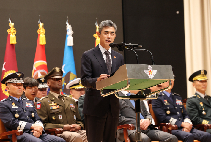 강신철 신임 국방부 장관이 22일 서울 용산구 국방부에서 열린 취임식에서 취임사를 하고 있다. 연합뉴스