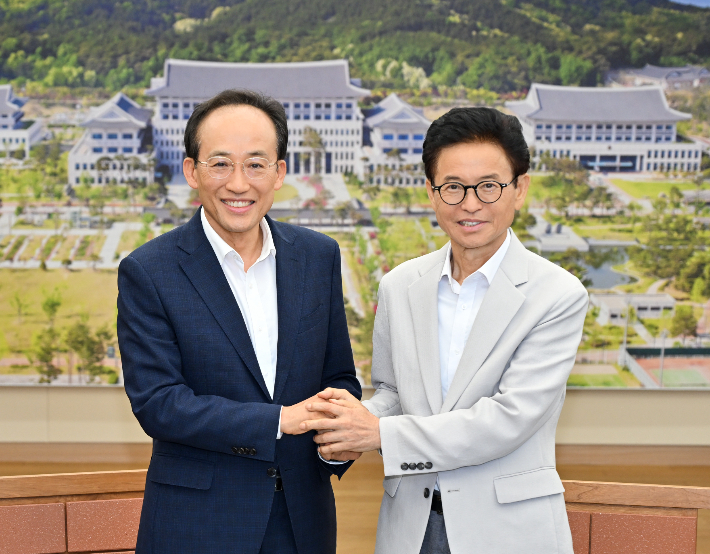 이철우 경북지사와 추경호 대구시장이 회동을 갖고 대구경북행정통합에 뜻을 모았다. 경북도 제공