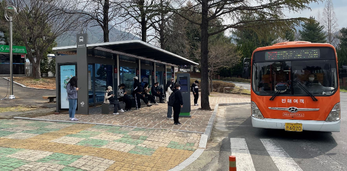 창원시 시내버스 정류소. 창원시 제공