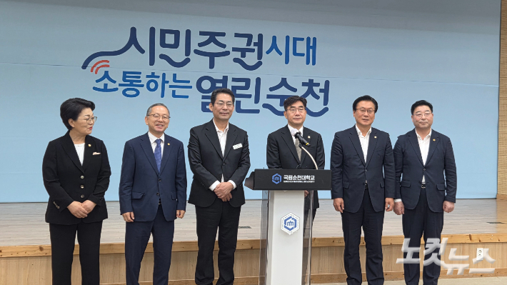 지난달 31일 순천시청에서 열린 국립의대 신설 후보대학 선정 관련 기자회견. 왼쪽부터 권향엽·김문수 국회의원, 손훈모 순천시장, 이병운 순천대 총장, 유영철 순천시의회 의장, 신민호 전남광주특별시의원. 박사라 기자 