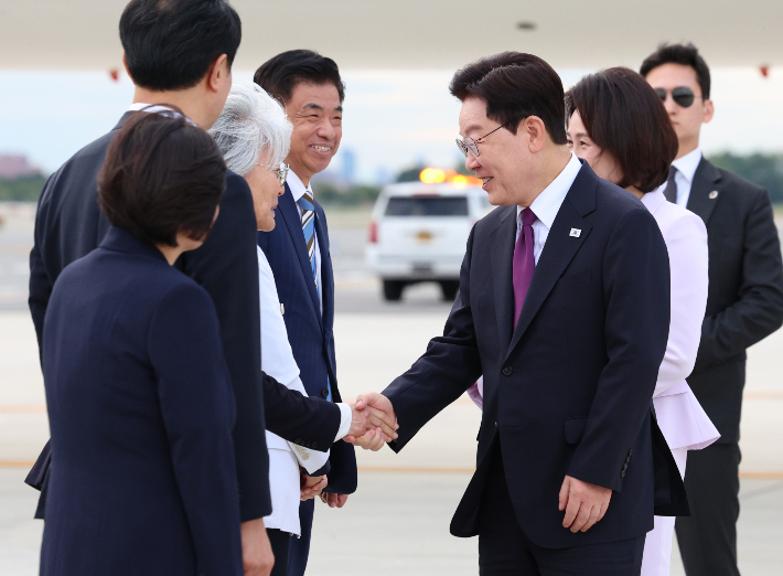 이재명 대통령이 21일(현지시간) 미국 뉴욕 JFK 국제공항에서 영접 나온 강경화 주미대사와 인사하고 있다. 연합뉴스