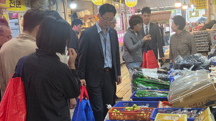 황명석 경북도 행정부지사가 추석을 맞아 전통시장 장보기를 펼치고 있다. 경북도 제공