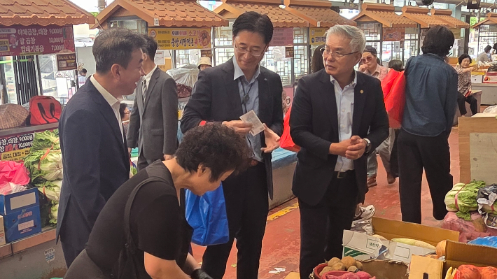 황명석 경북도 행정부지사가 추석을 맞아 전통시장 장보기를 펼치고 있다. 경북도 제공