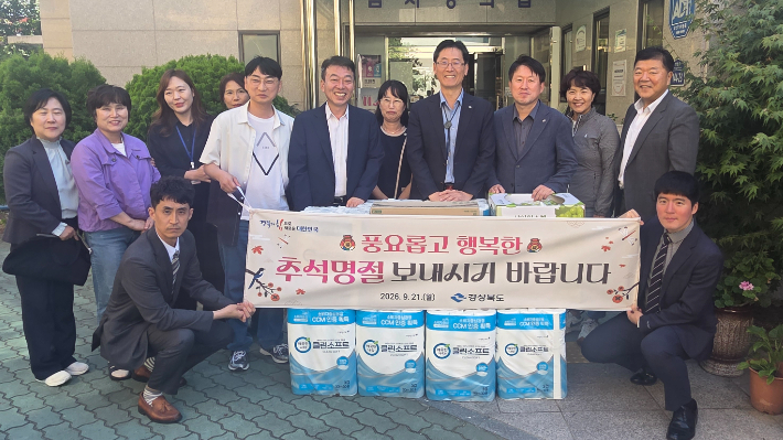 황명석 경북도 행정부지사가 추석을 맞아 전통시장 장보기를 펼친 뒤 구매한 물품을 복지시설에 전달하고 있다. 경북도 제공