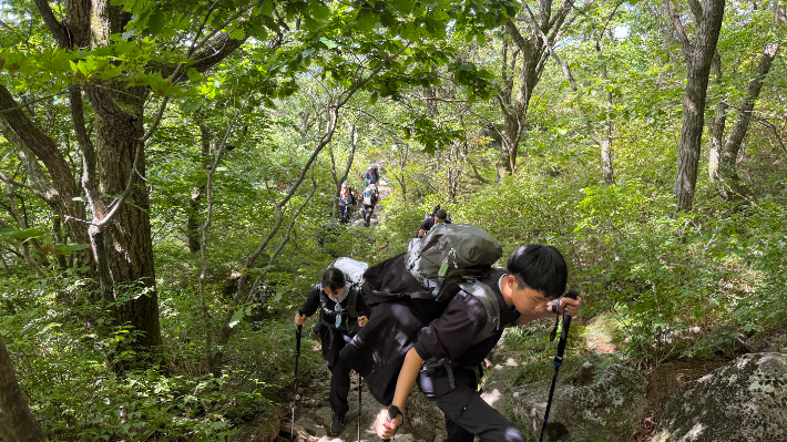 산을 오르는 학생들의 모습. 장곡초 제공