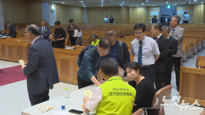 종교교회에 마련된 서울연회 투표소에서 유권자들이 투표에 참여하고 있다. 정원희 기자