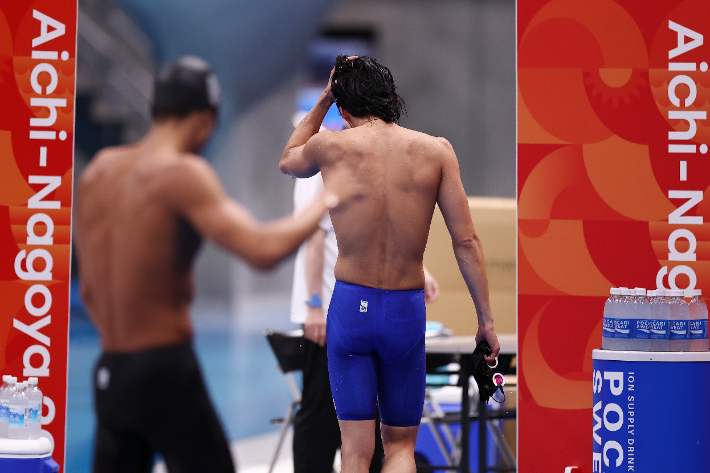 22일 도쿄 아쿠아틱스 센터에서 열린 2026 아이치·나고야 아시안게임 수영 남자 1500m 자유형 결승. 한국 김우민이 레이스를 마친 뒤 경기장을 나서고 있다. 연합뉴스