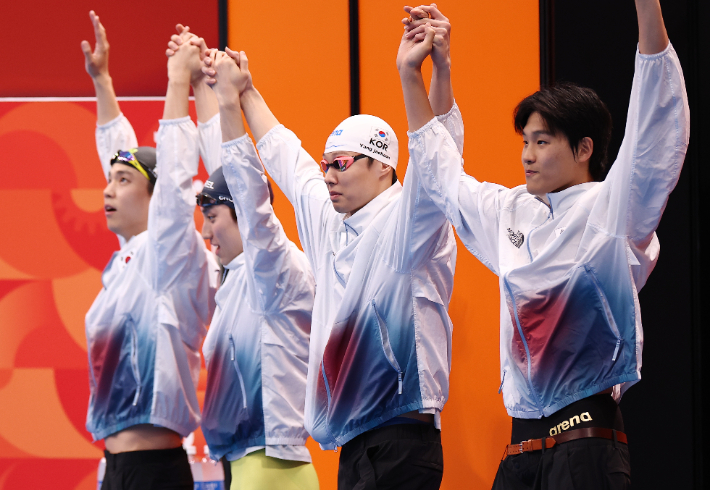 22일 도쿄 아쿠아틱스 센터에서 열린 2026 아이치·나고야 아시안게임 수영 남자 400m 혼계영 결승. 한국 대표팀이 경기장에 나서고 있다. 연합뉴스