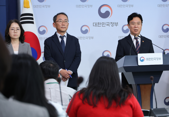 김영훈 고용노동부 장관이 15일 서울 종로구 정부서울청사에서 . 메가특구 연구직 대상 주52시간 예외적용, 파견근로 가능업무 확대 등 노동규제 완화 등을 내용으로 한  '메가특구 특별법 관련 사회적 대화 제안' 브리핑을 하고 있다. 연합뉴스