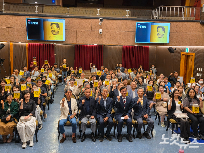 22일 오후 7시 부산 부산진구 영광도서에서 노무현 전 대통령 공식 평진인 '노무현 평전' 출간 기념 북콘서트가 열렸다. 정혜린 기자