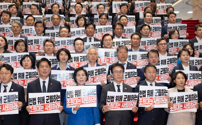 더불어민주당 김민석 대표와 한병도 원내대표를 비롯한 지도부와 의원들이 조희대 대법원장이 대법관 재제청을 거부한 22일 국회에서 규탄대회를 열고 조 대법원장의 사퇴를 촉구하는 구호를 외치고 있다. 연합뉴스