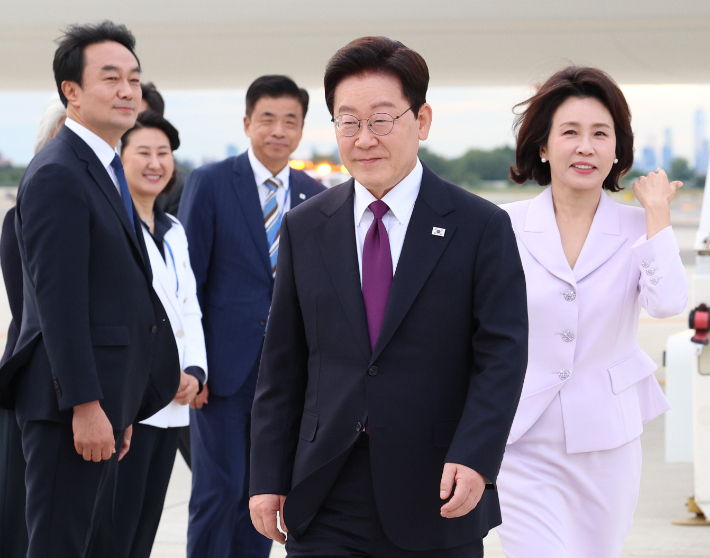이재명 대통령과 김혜경 여사가 21일(현지시간) 미국 뉴욕 JFK 국제공항에 도착한 공군 1호기에서 내려 차량으로 이동하고 있다. 연합뉴스