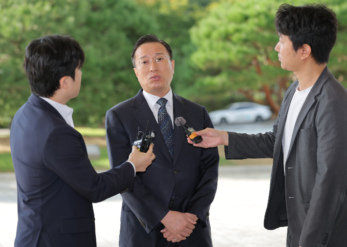 공석인 검찰총장 직무대행을 맡게 된 이정현 신임 대검찰청 차장이 23일 서울 서초구 대검찰청에 출근하며 발언하고 있다. 연합뉴스